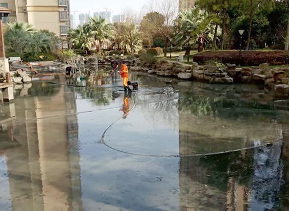 朝阳景观池淤泥清理