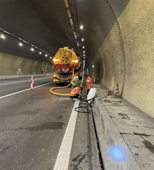 朝阳隧道排水渠清淤